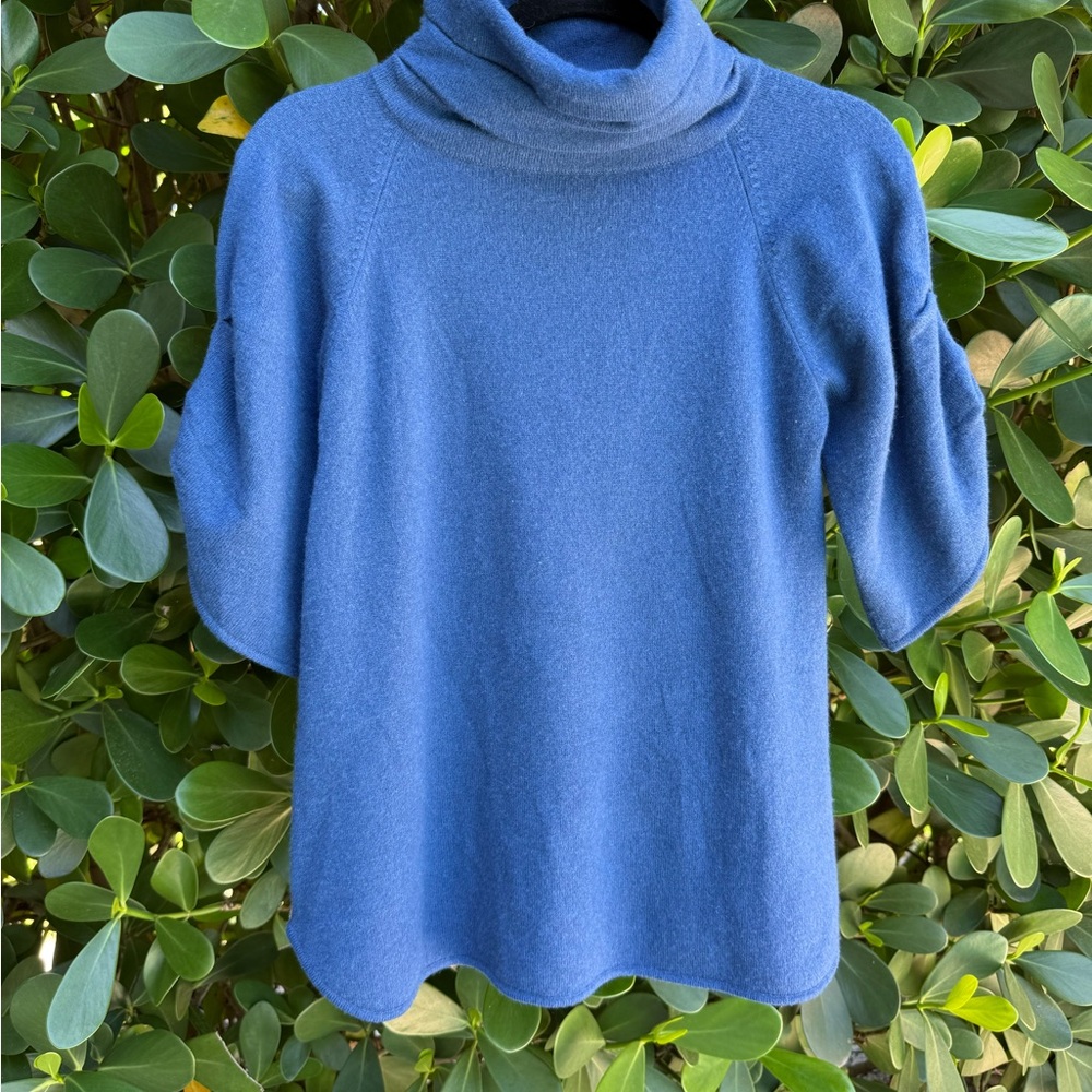 Jamison 100% Cashmere Short-Sleeve Turtleneck Sweater in Blue Small